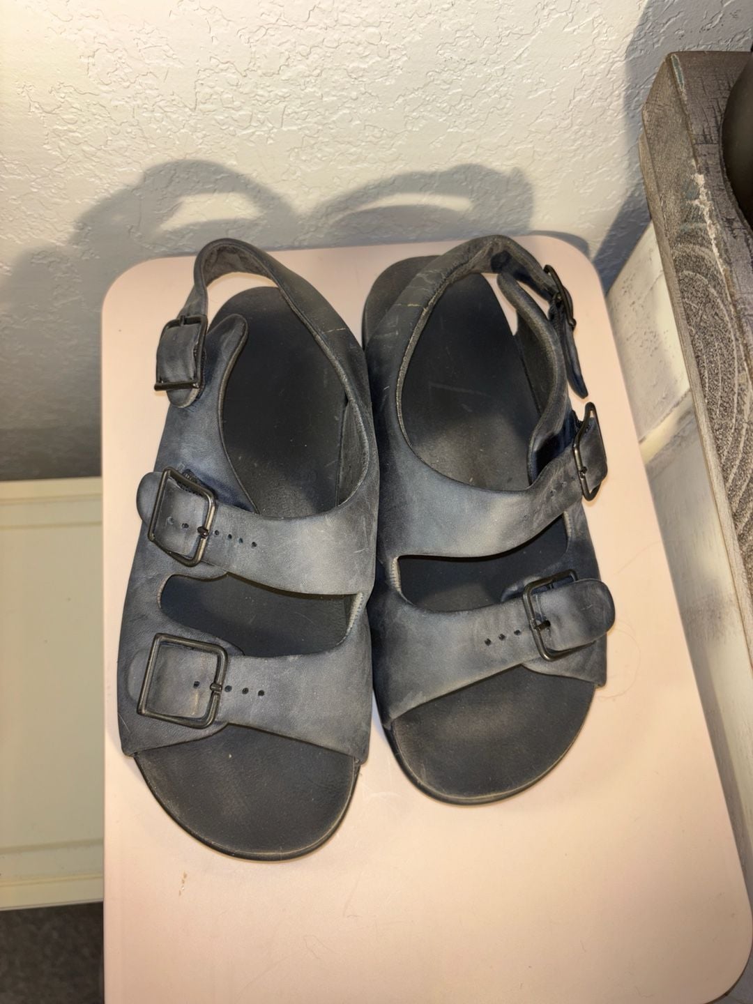 O2: SAS Relaxed Black Leather Three Strap Adjustable Comfort Sandals 6.5 3