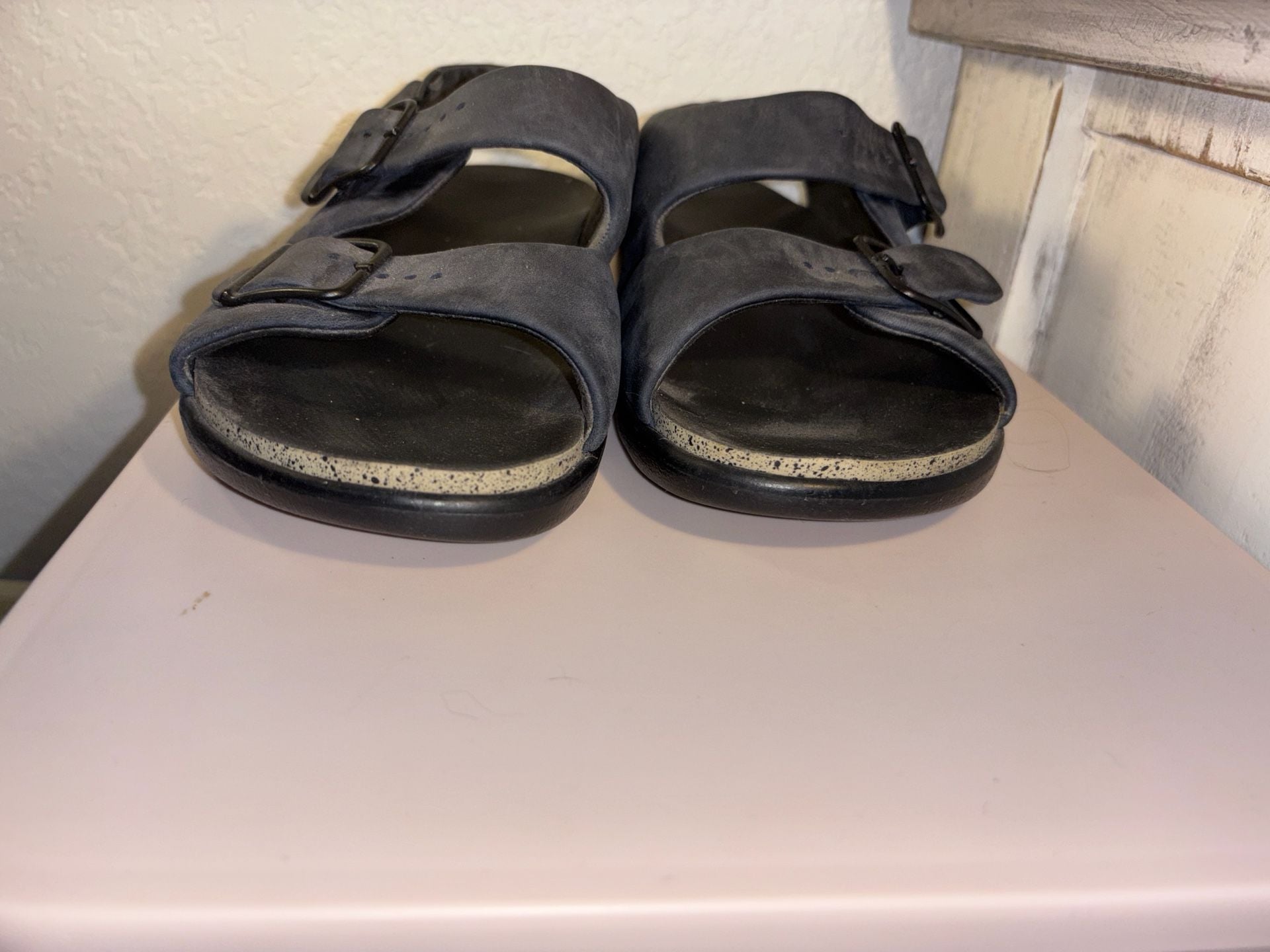O2: SAS Relaxed Black Leather Three Strap Adjustable Comfort Sandals 6.5 4