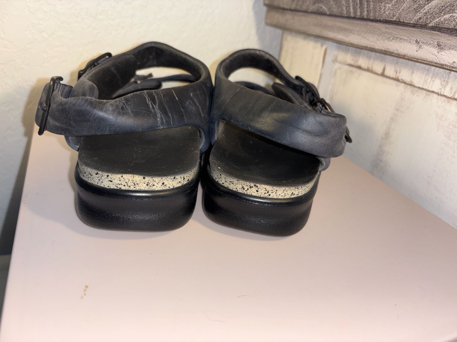 O2: SAS Relaxed Black Leather Three Strap Adjustable Comfort Sandals 6.5 5