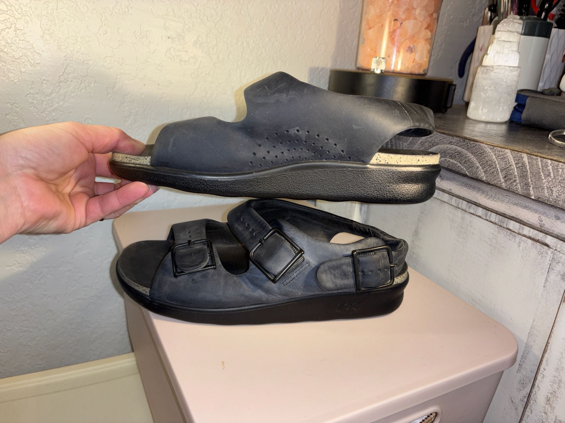 O2: SAS Relaxed Black Leather Three Strap Adjustable Comfort Sandals 6.5 6