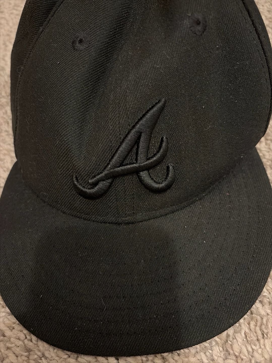 New Era Atlanta Braves 59FIFTY Black on Black Fitted Hat Size 7 1/8 4