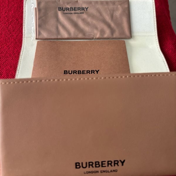Burberry London England Eyeglasses Sunglass Case Tan Magnetic Close Soft Leather
