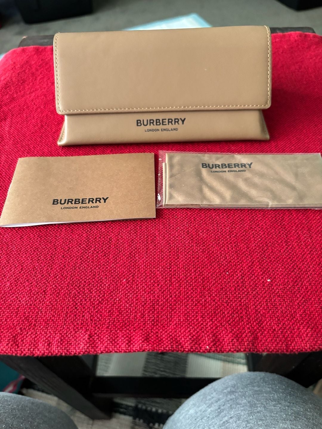 Burberry London England Eyeglasses Sunglass Case Tan Magnetic Close Soft Leather 13
