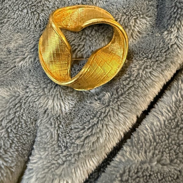 Napier Vintage Gold Tone Textured Twisted Wreath Brooch Pin
