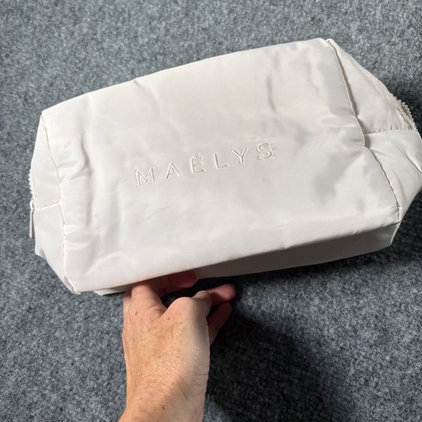 NEW Maelys White Toiletry Cosmetic bag D04JL