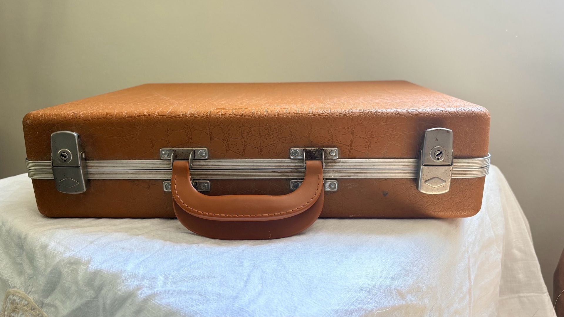 Vintage Gun Guard Hard Shell Protective Case with Foam Interior 3