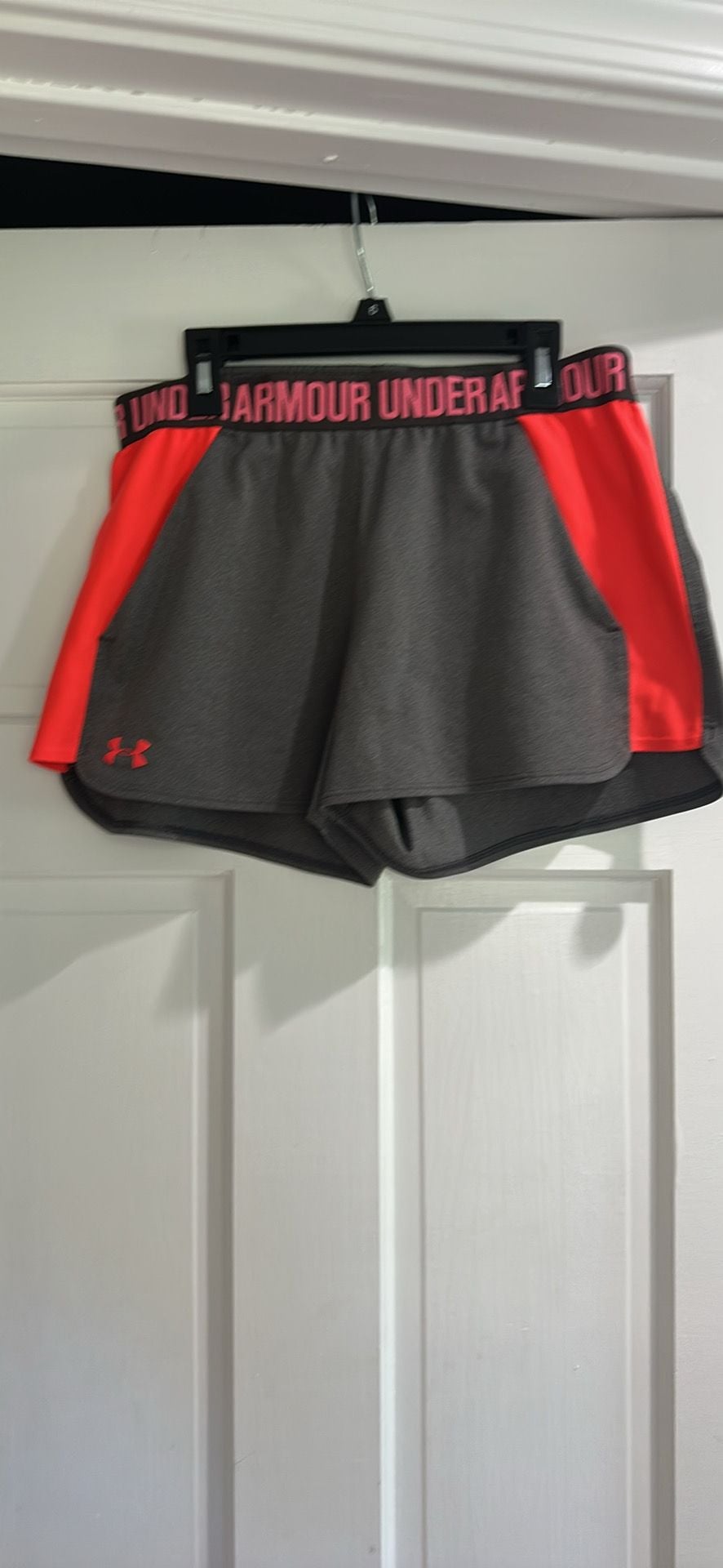 Women's Under Armor Size Medium Loose Heat Gear Athletic Style Shorts 1