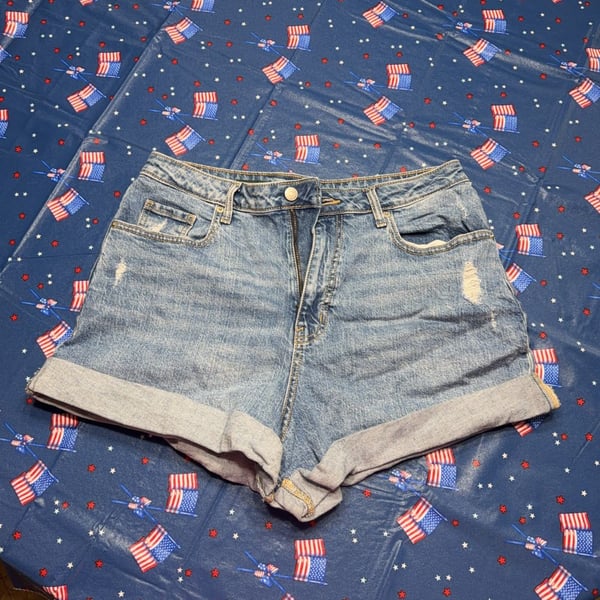 Hollister Ultra High Rise Mom Shorts 