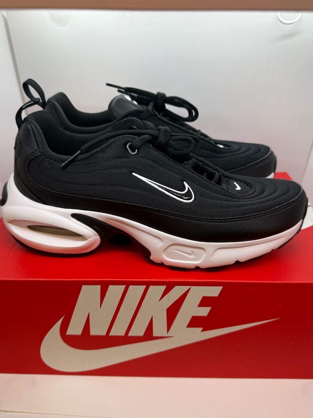 Nike Air Max Portal Womens Size 8 Sneakers Black/White Shoes 6