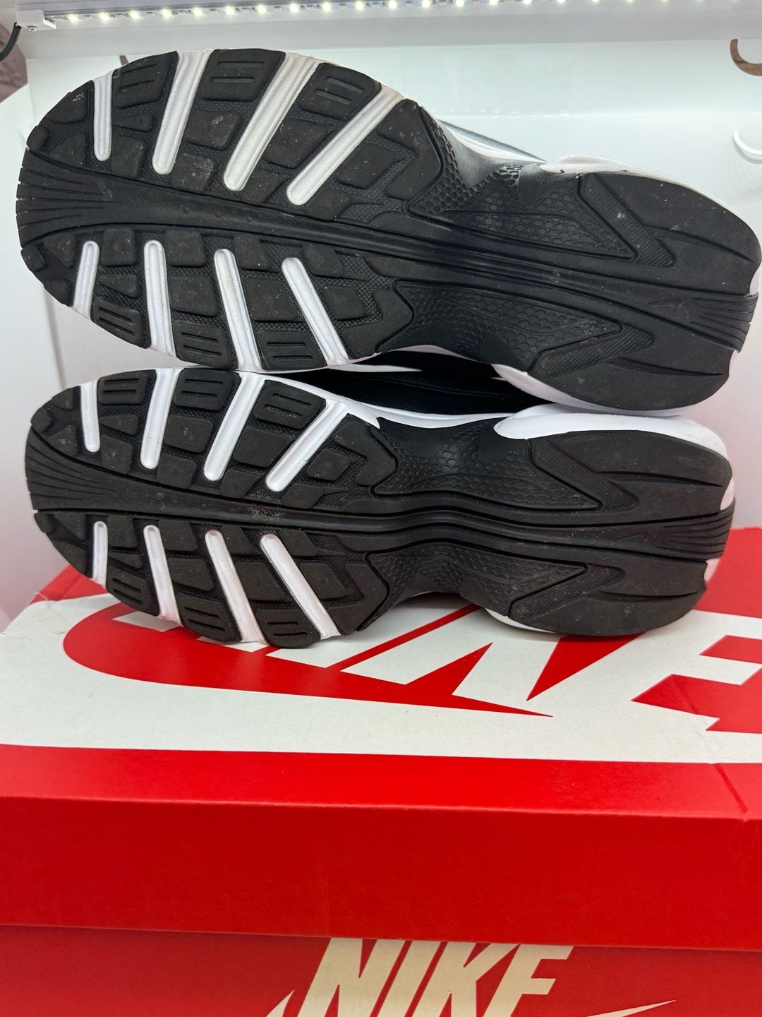 Nike Air Max Portal Womens Size 8 Sneakers Black/White Shoes 9