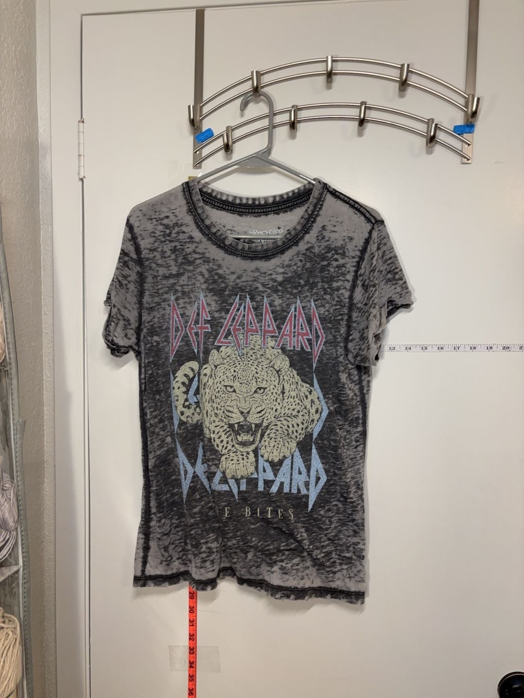 P1: Recycled Karma Def Leppard Love Bites Distressed Graphic Shirt S 2