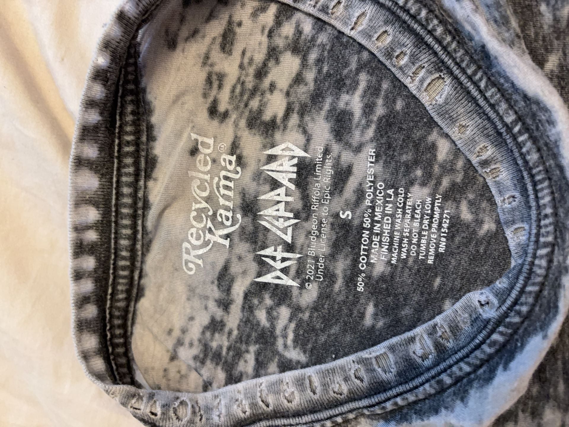 P1: Recycled Karma Def Leppard Love Bites Distressed Graphic Shirt S 4