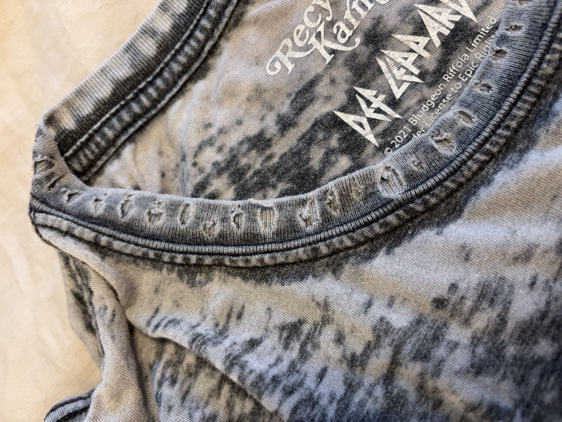 P1: Recycled Karma Def Leppard Love Bites Distressed Graphic Shirt S 5