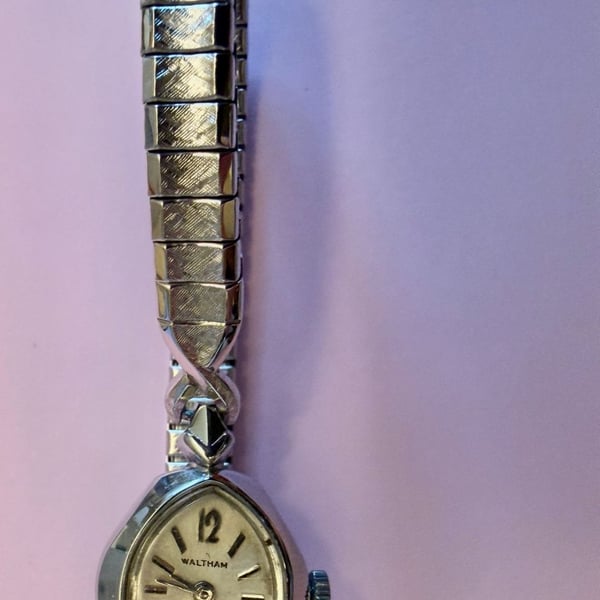 Vintage Waltham 17 Jewels Women's Mechanical Watch with Expansion Band