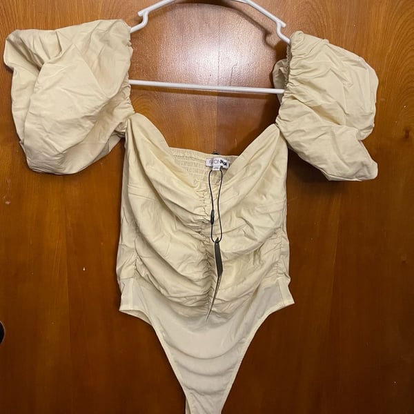 Fashion Nova Cream Ruched Puff Sleeve Bodysuit