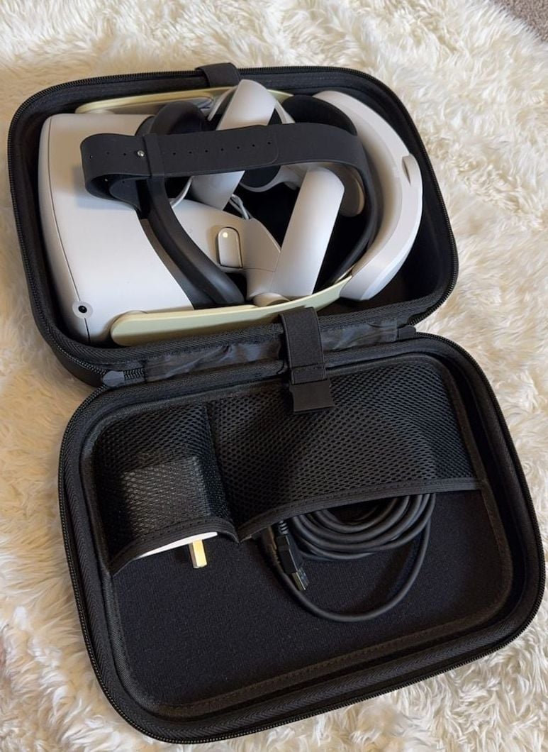 Oculus Quest 2 VR Headset with Carrying Case and Controllers 1