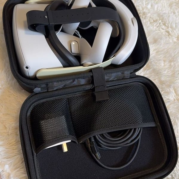 Oculus Quest 2 VR Headset with Carrying Case and Controllers