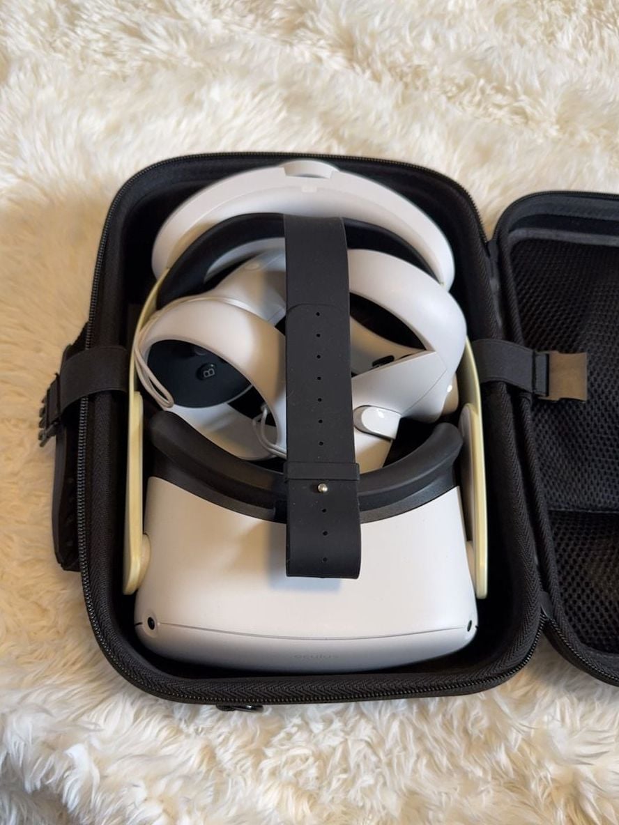 Oculus Quest 2 VR Headset with Carrying Case and Controllers 3