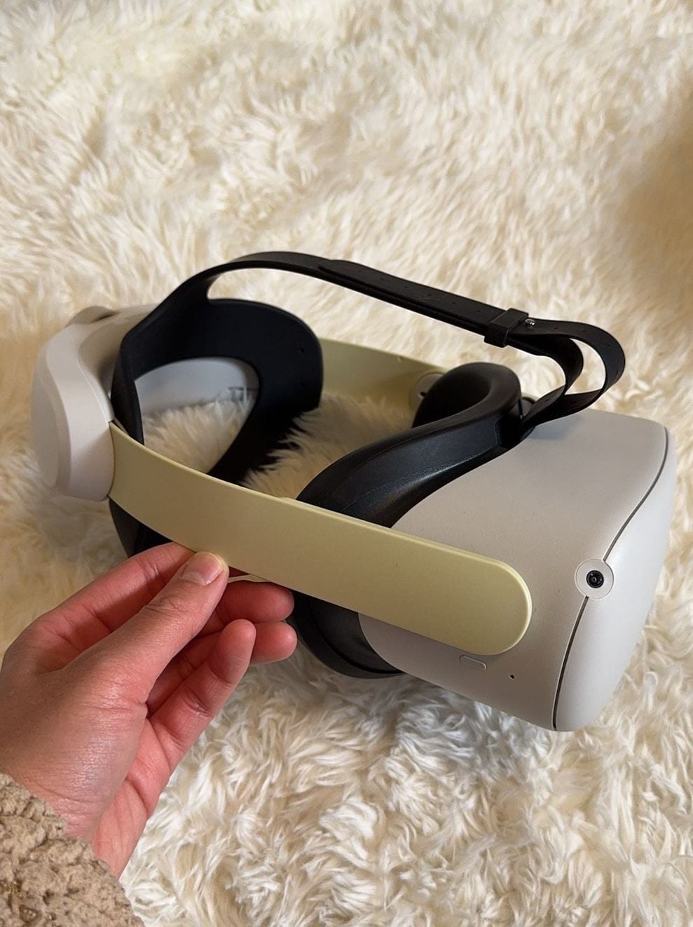 Oculus Quest 2 VR Headset with Carrying Case and Controllers 4
