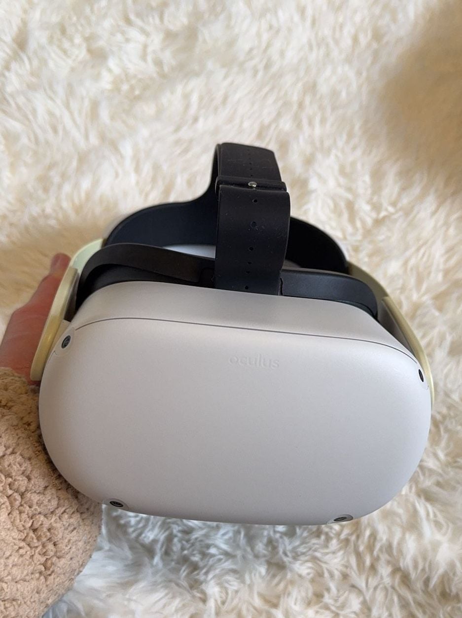 Oculus Quest 2 VR Headset with Carrying Case and Controllers 5