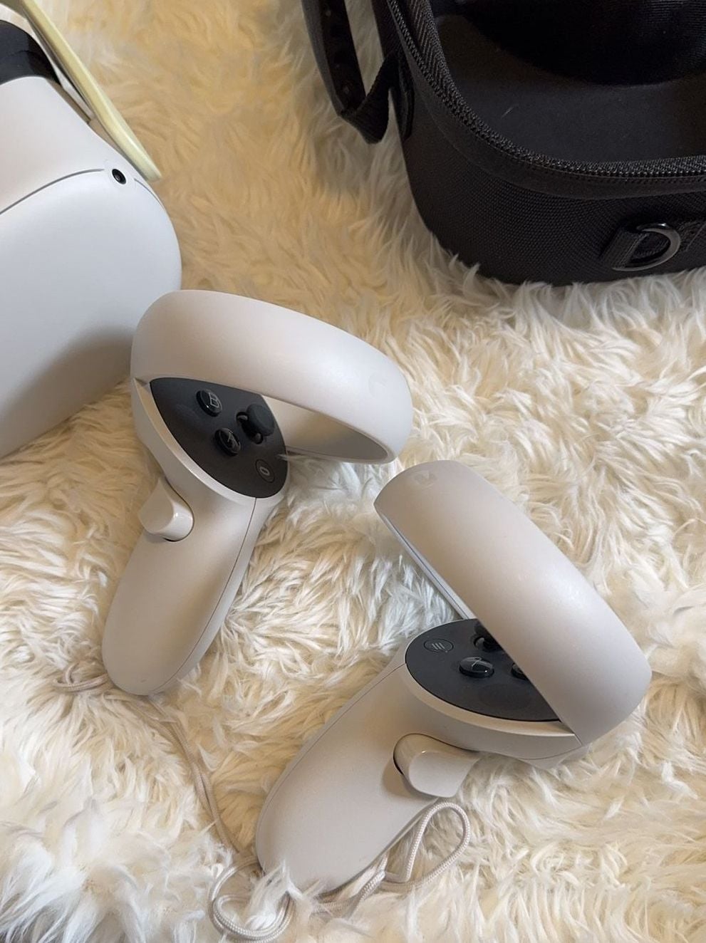 Oculus Quest 2 VR Headset with Carrying Case and Controllers 6