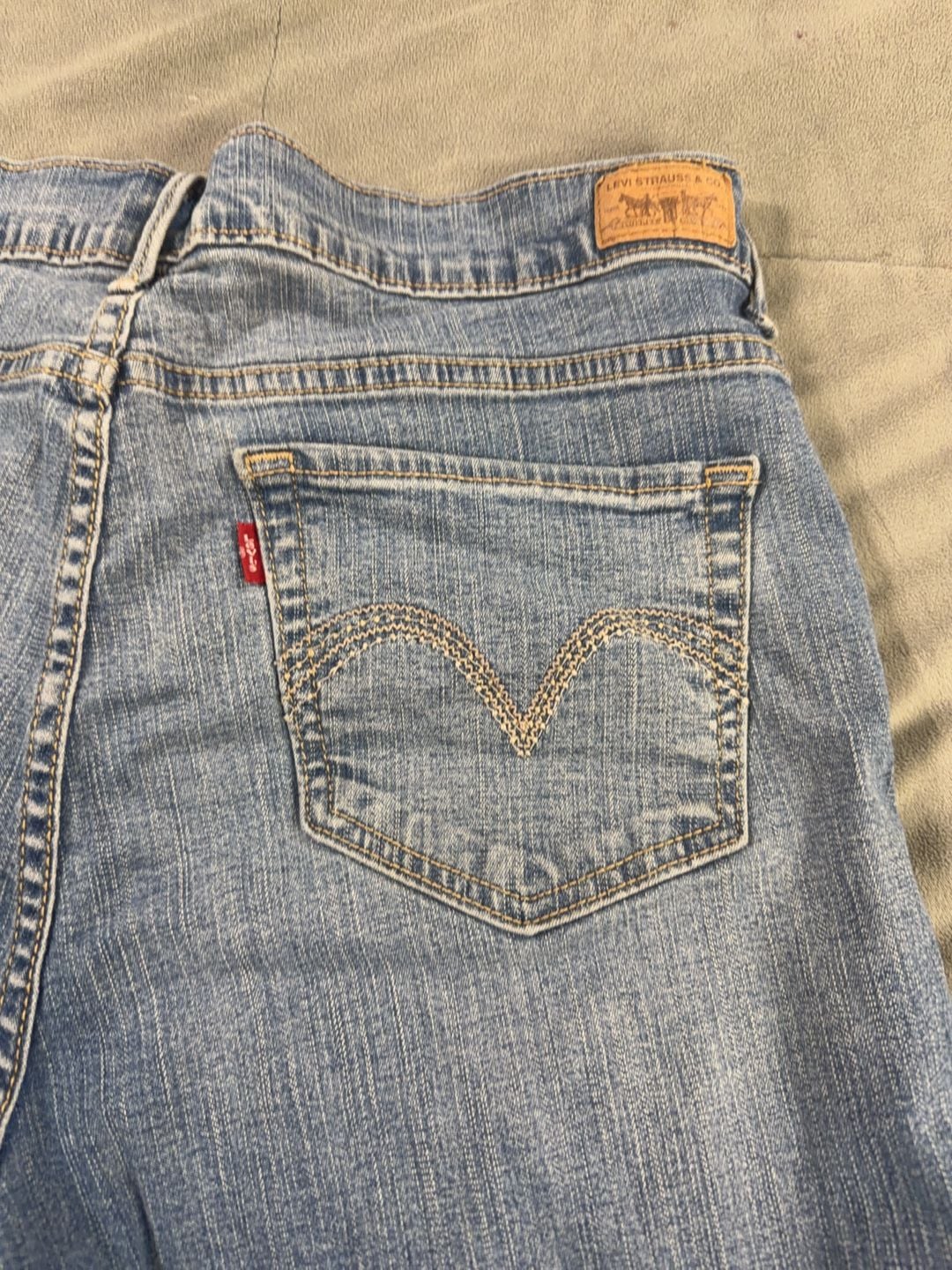 Levi's Perfectly Slimming Size 16 Capri Jeans 8