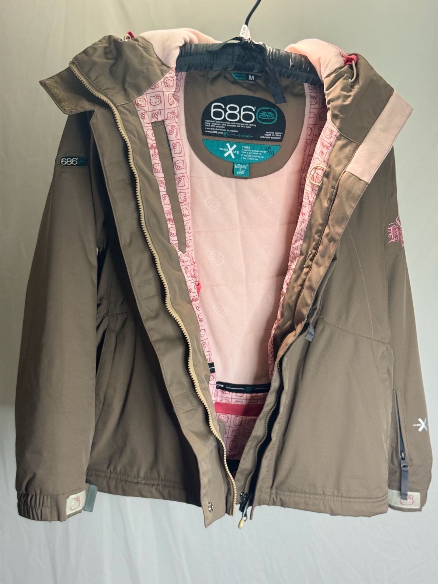 686 x Hello Kitty Times Line Women's Snowboard Jacket Size M 2