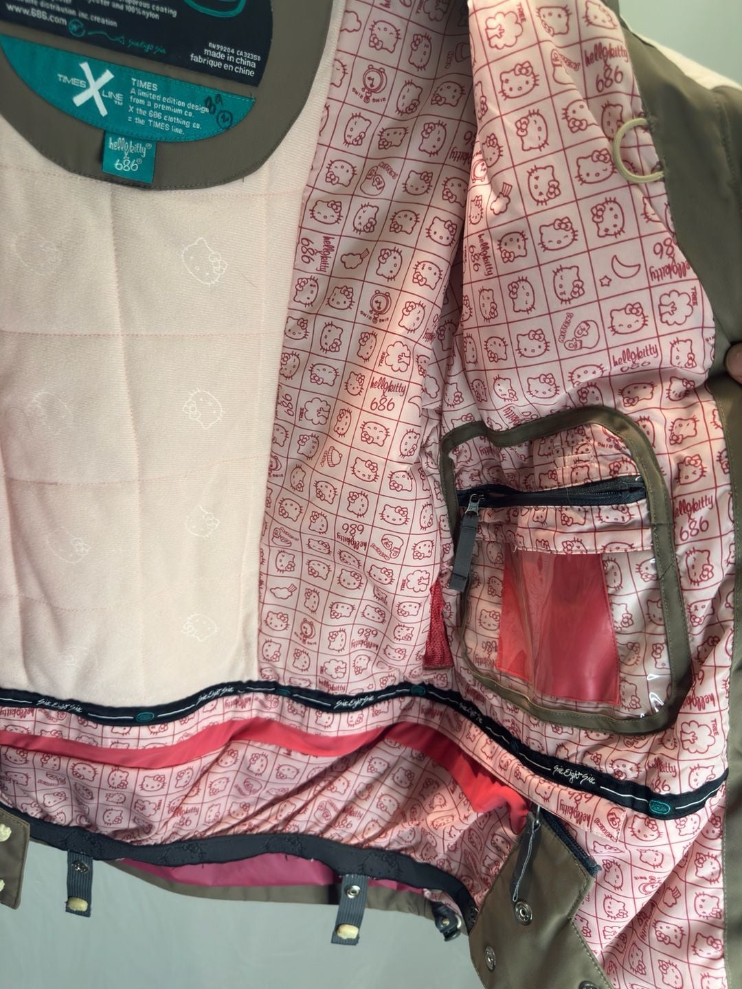 686 x Hello Kitty Times Line Women's Snowboard Jacket Size M 7