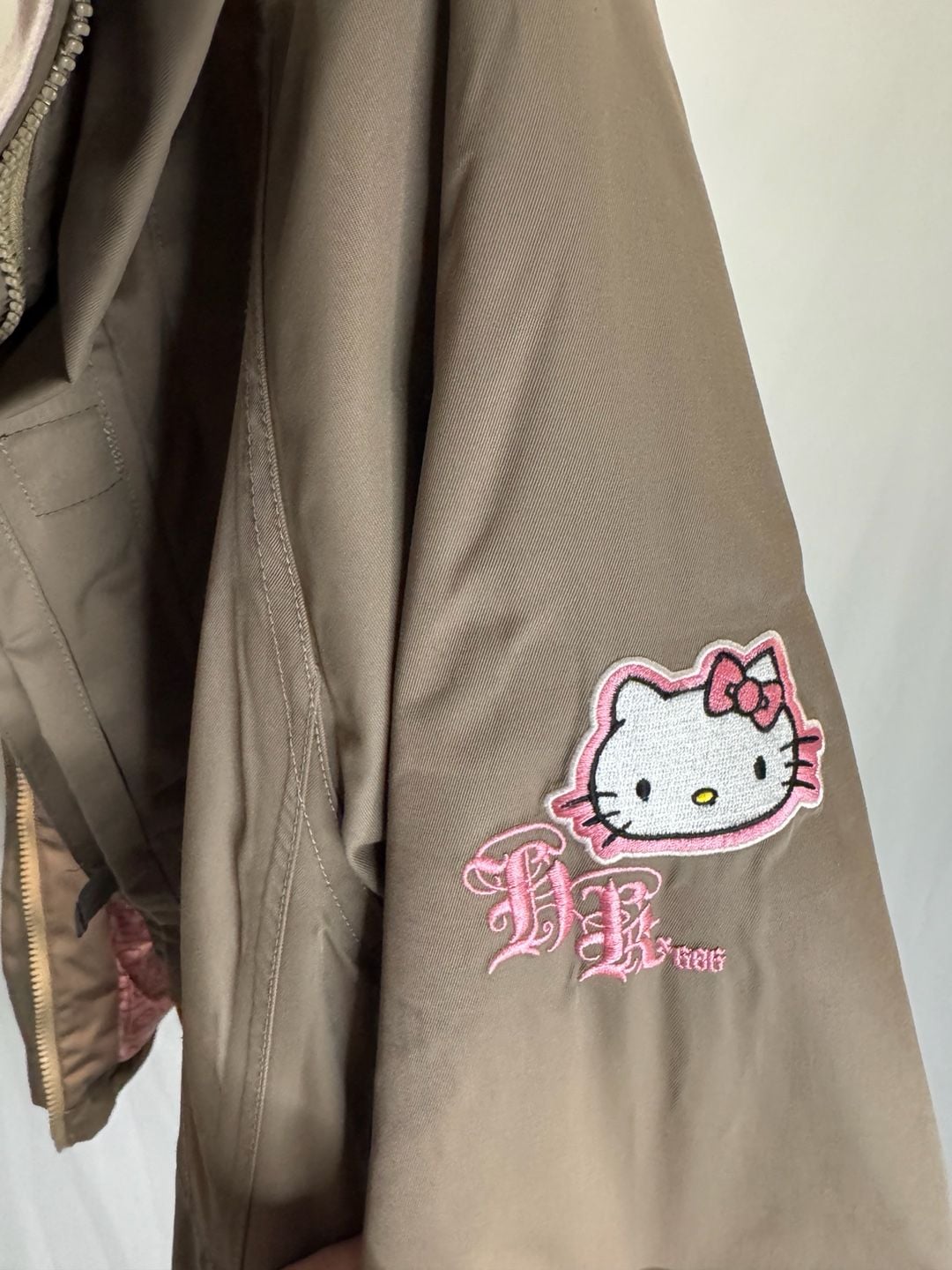 686 x Hello Kitty Times Line Women's Snowboard Jacket Size M 9