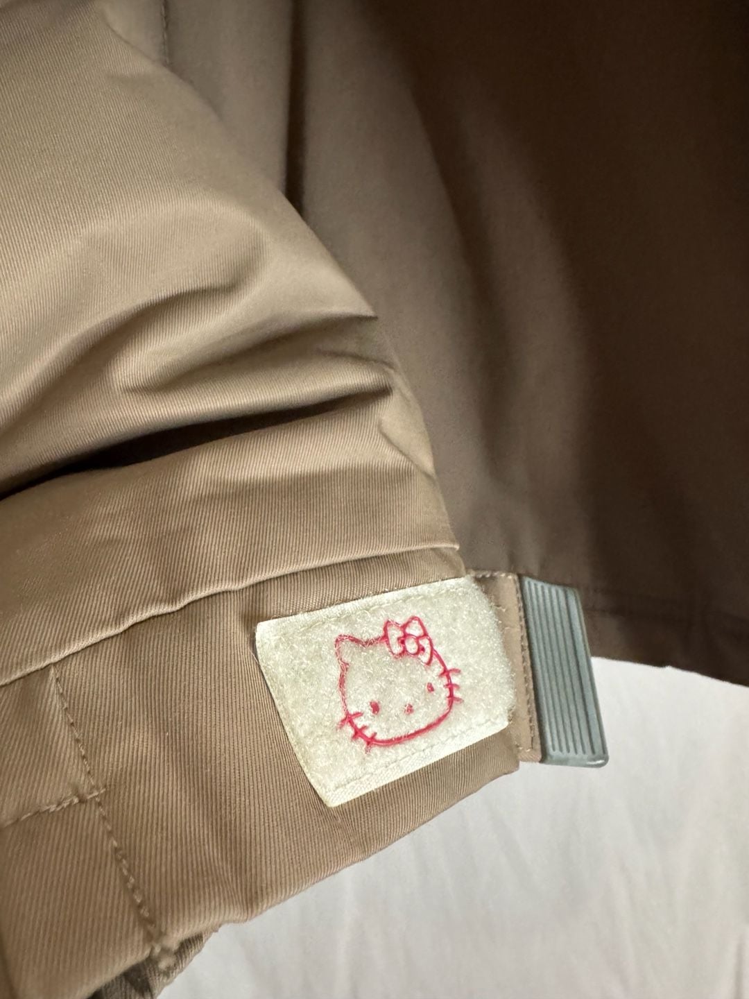 686 x Hello Kitty Times Line Women's Snowboard Jacket Size M 12