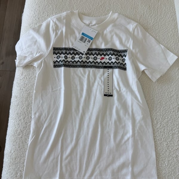 NWT Nike Kids Graphic T-Shirt White Fair Isle Print Size M