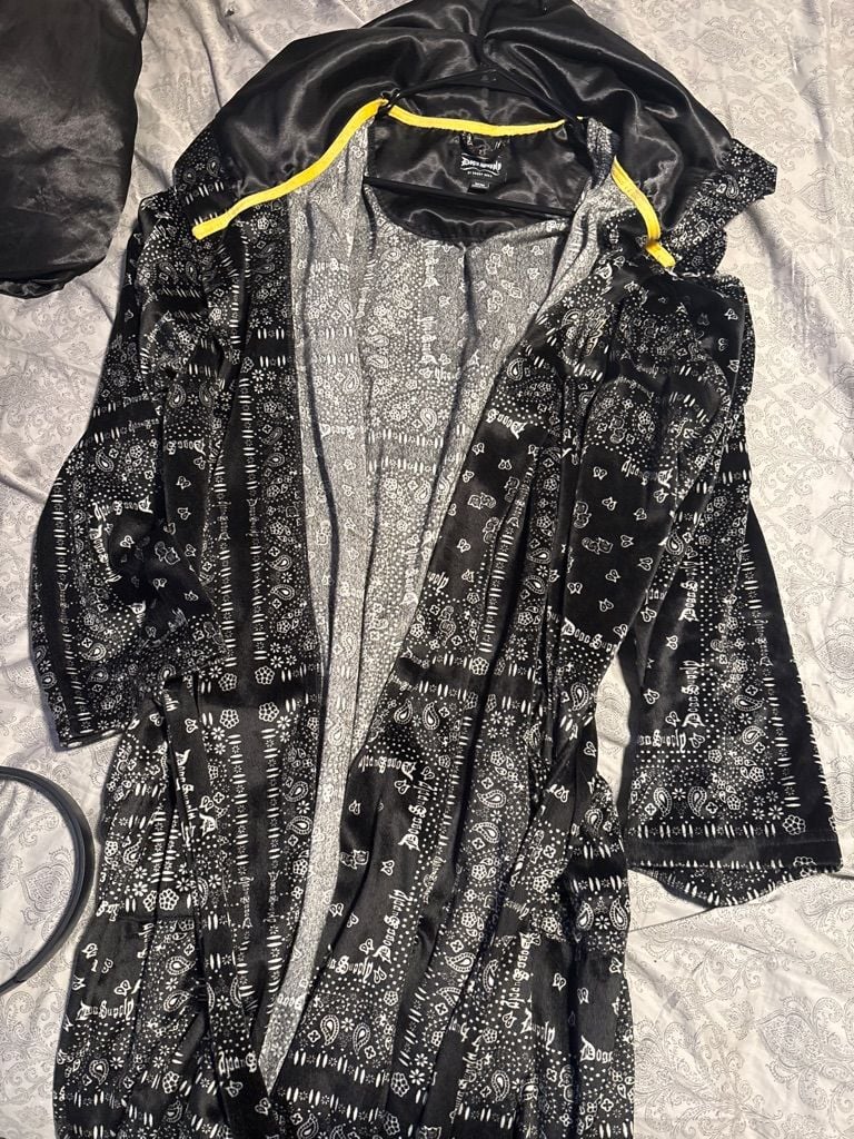 Dogg Supply by Snoop Dogg Black Paisley Velour Hooded Robe 1
