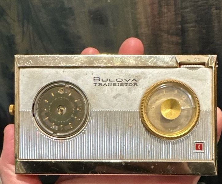 Vintage Bulova 6-Transistor 1-00100E Portable AM Clock Radio 1