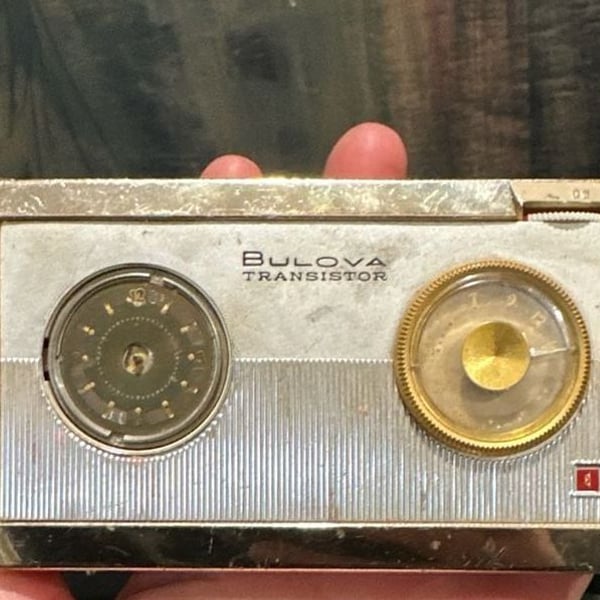 Vintage Bulova 6-Transistor 1-00100E Portable AM Clock Radio
