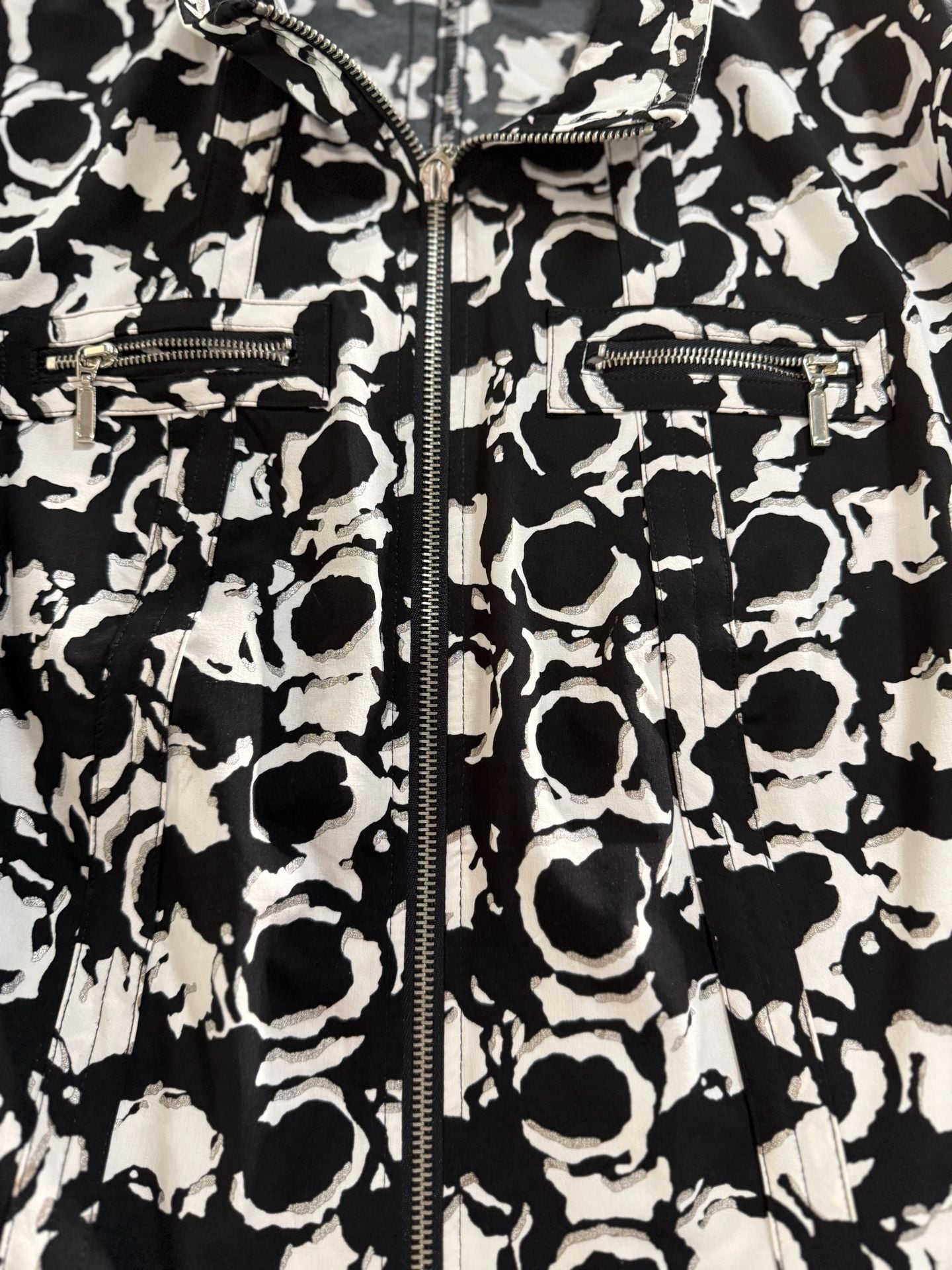 Zenergy by Chico's Black and White Abstract Print Zip Front Jacket Size 1
B172JC 4