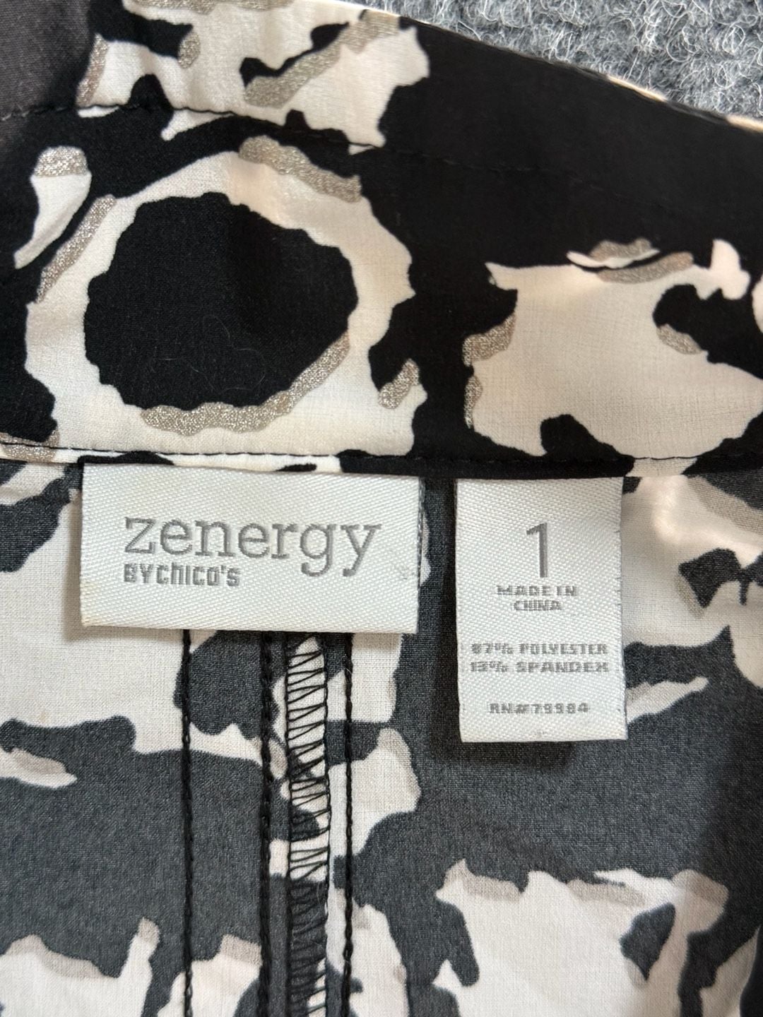 Zenergy by Chico's Black and White Abstract Print Zip Front Jacket Size 1
B172JC 5