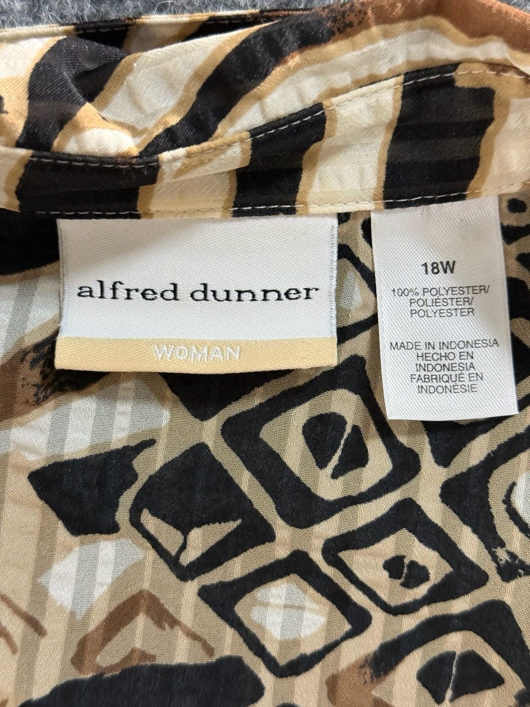 Alfred Dunner Woman Button Down Shirt Size 18W Animal Print Geometric
B181JC 4