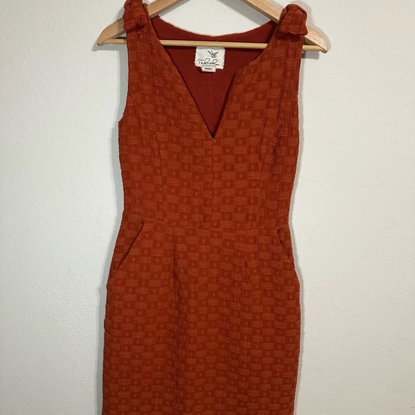 Tabitha Size 2 Rust Orange Textured Sleeveless Sheath Dress