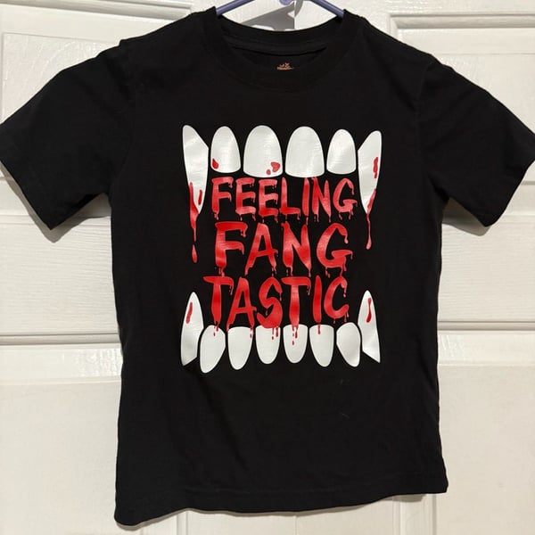 Halloween Feeling Fang-Tastic Vampire Graphic T-Shirt Size XS (4-5) Kids