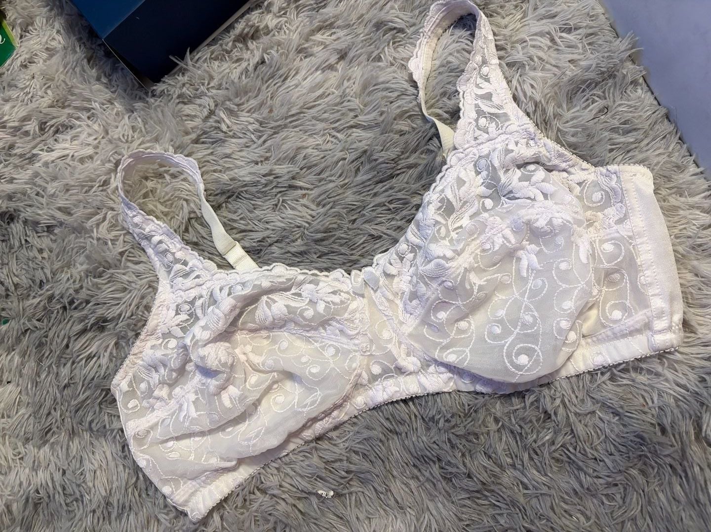 Amoureuse White Embroidered Lace Bra Size 46C 1