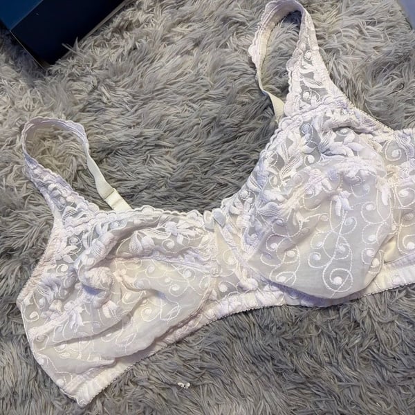 Amoureuse White Embroidered Lace Bra Size 46C