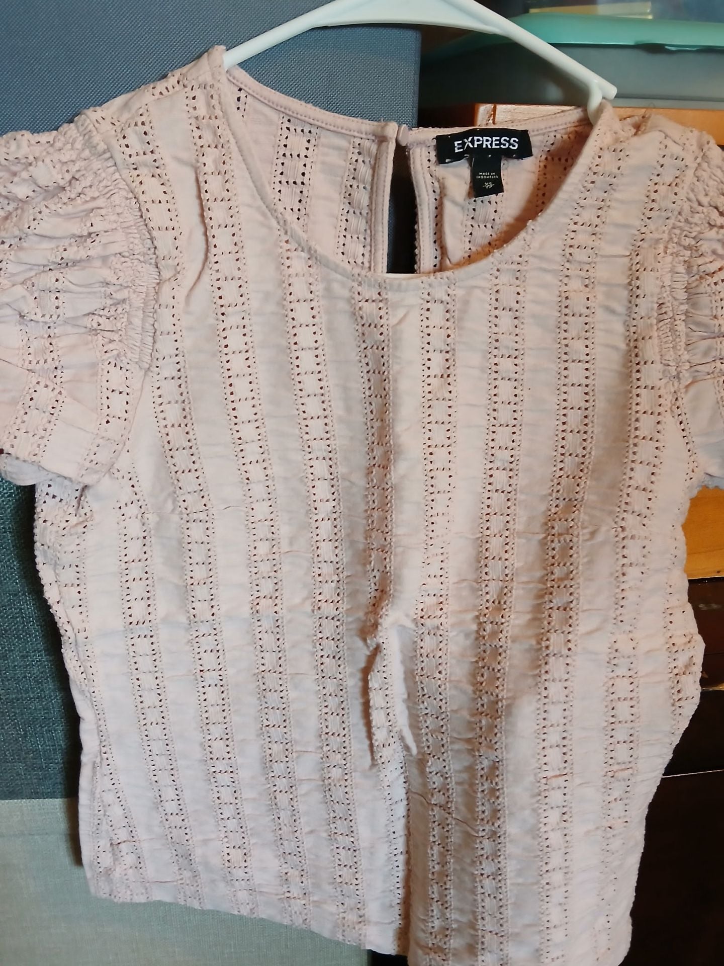 Express Women's Pink Eyelet Puff Sleeve Top Size XS 1