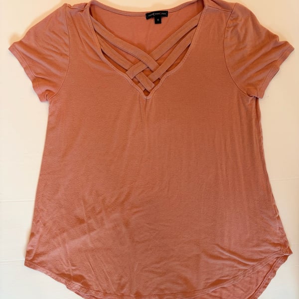 mmCmmCmm Women's Size M Dusty Rose Crisscross V-Neck T-Shirt