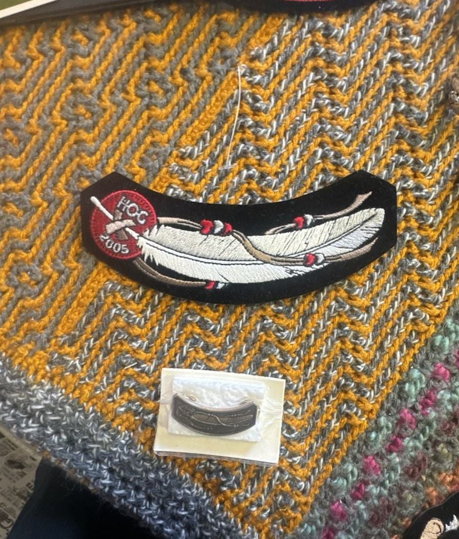 Harley Owners Group HOG 2005 Feather Embroidered Patch and pin set 1