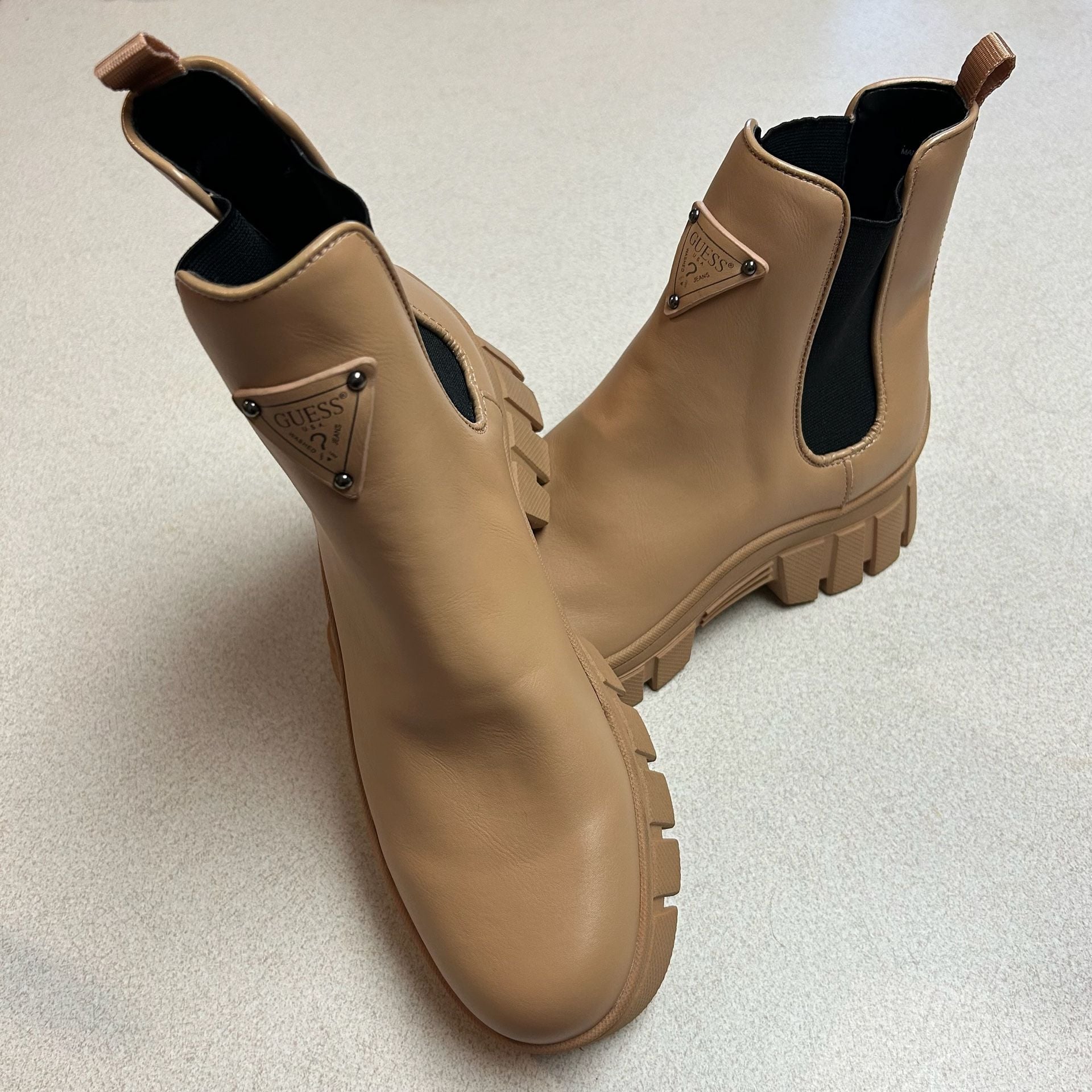 Guess GWHESTIA Lug Sole Chelsea Boots Tan Size 9.5M 2