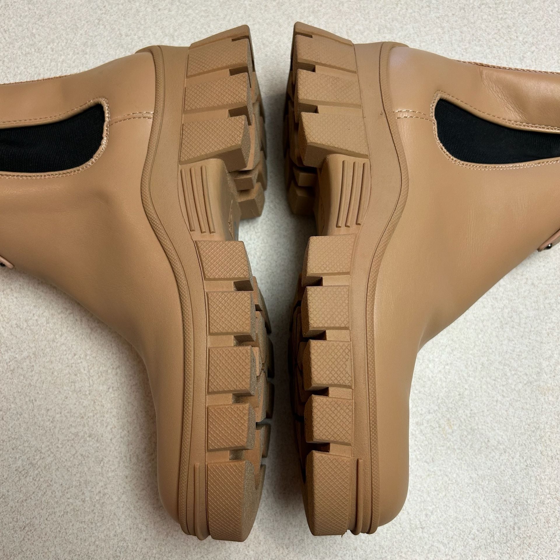 Guess GWHESTIA Lug Sole Chelsea Boots Tan Size 9.5M 4