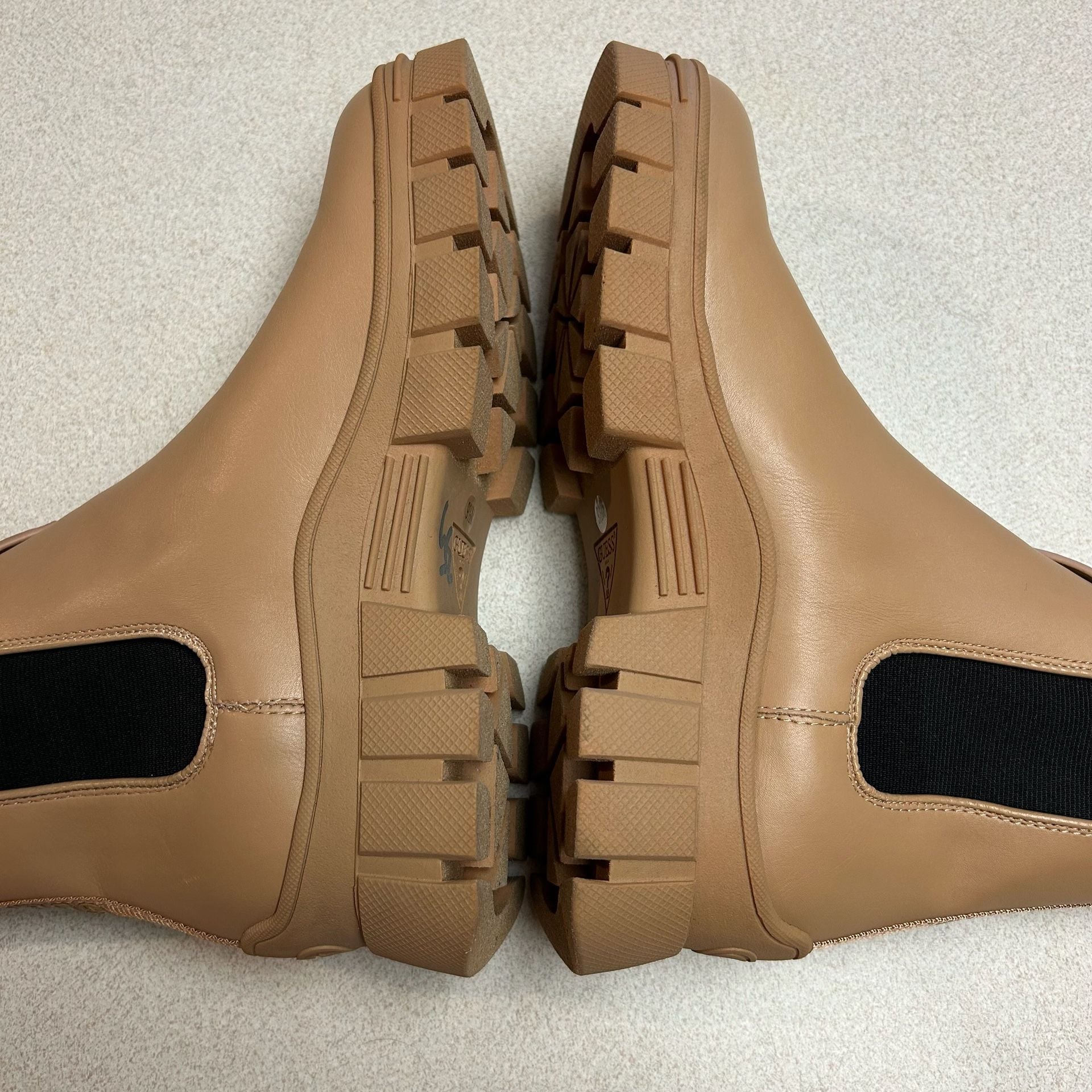 Guess GWHESTIA Lug Sole Chelsea Boots Tan Size 9.5M 5
