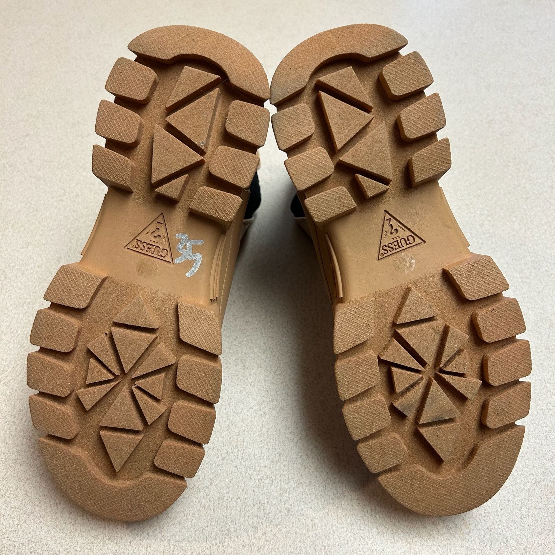 Guess GWHESTIA Lug Sole Chelsea Boots Tan Size 9.5M 6