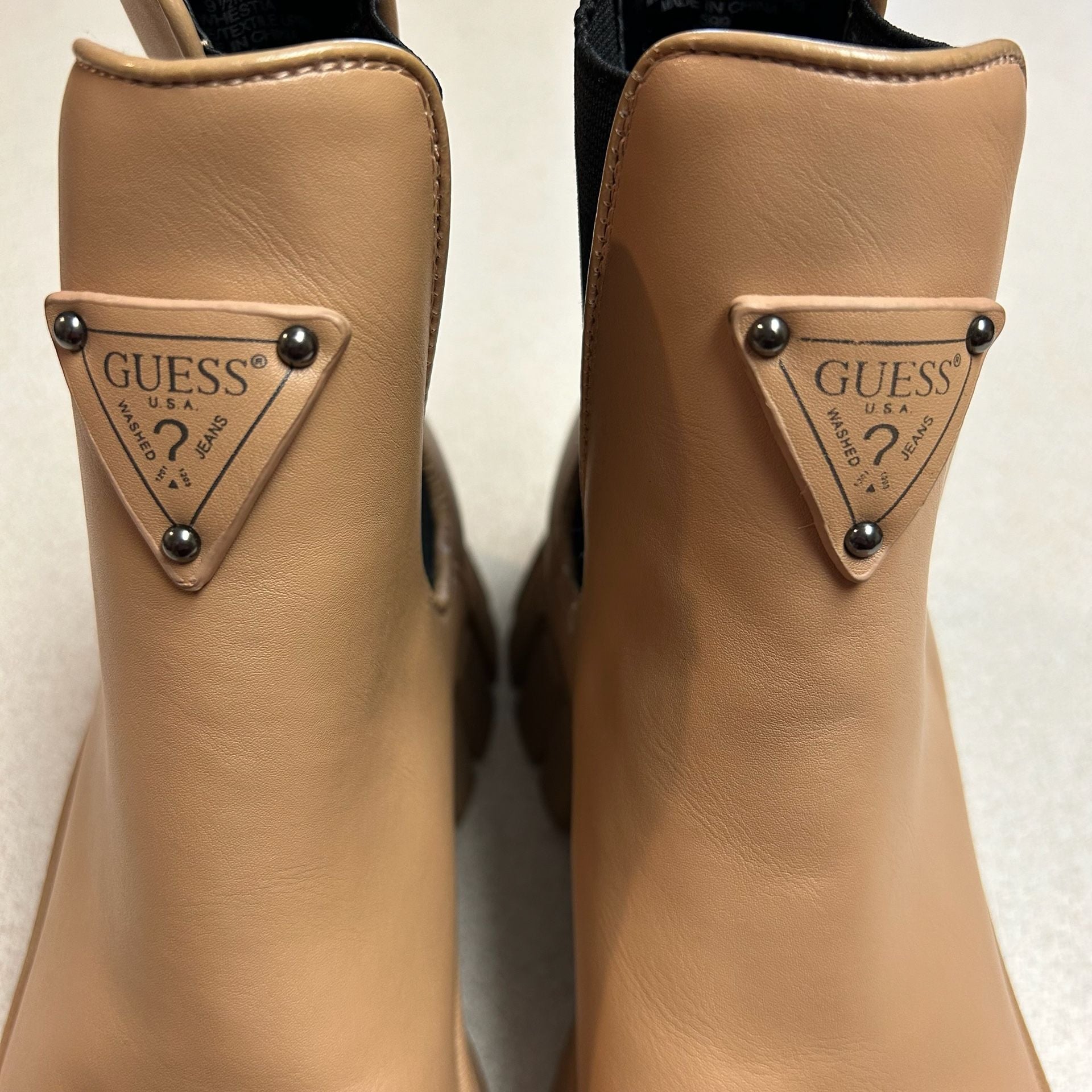 Guess GWHESTIA Lug Sole Chelsea Boots Tan Size 9.5M 8