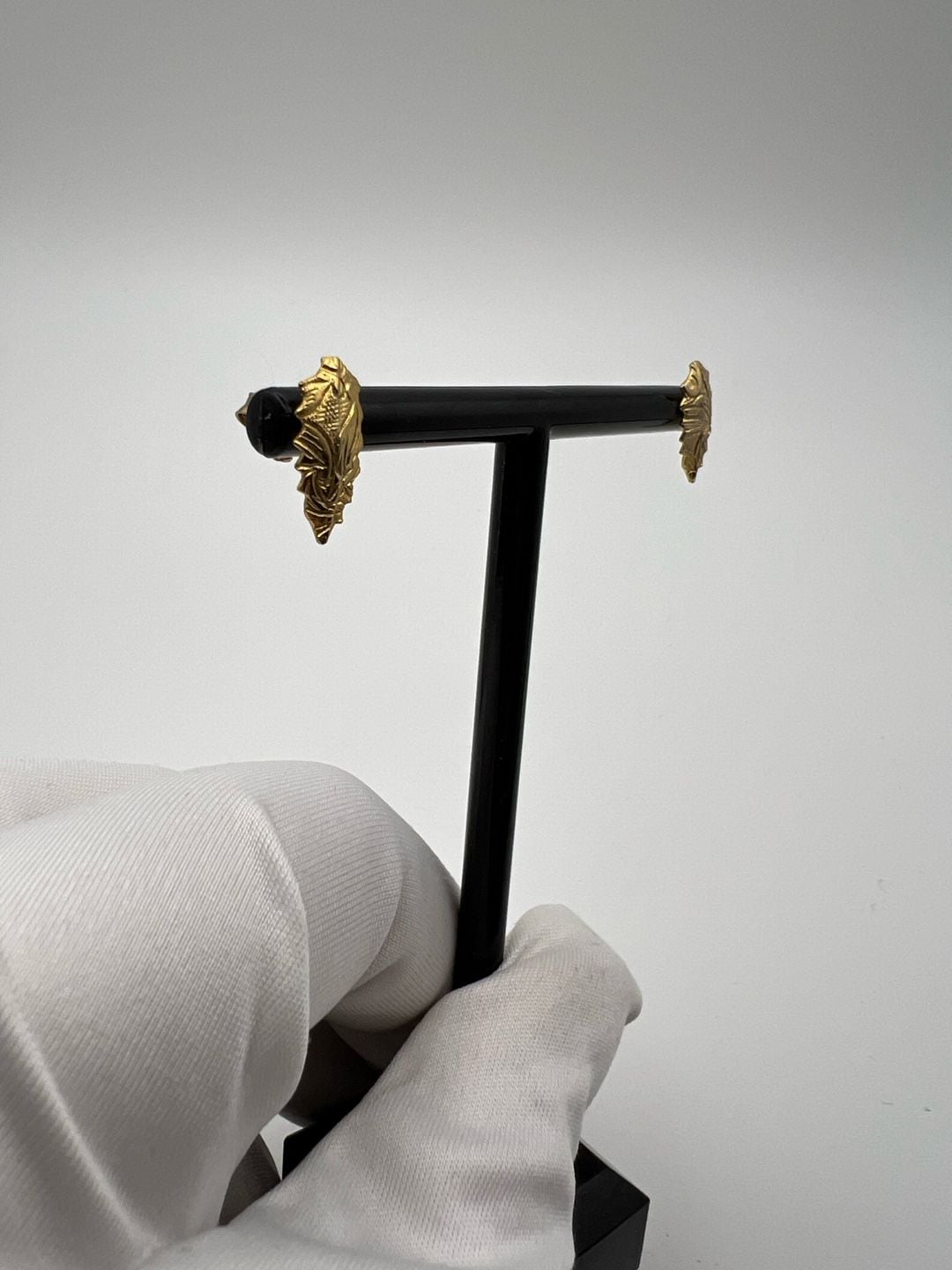Vintage Textured Gold Tone Leaf Stud Earrings 7